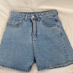 Long denim high-rise jean short size: 25/26